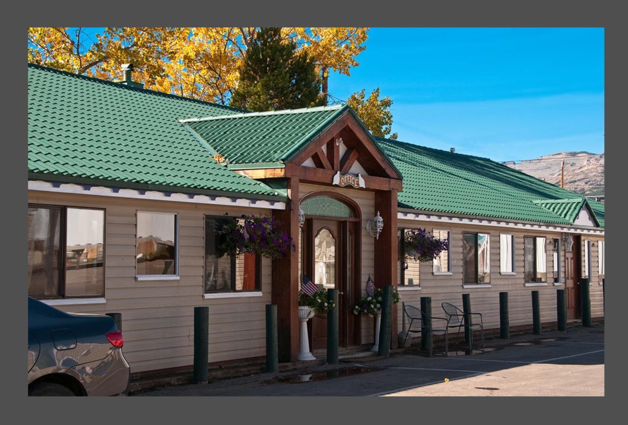 Dancing Bears Inn East Glacier Park Village Екстериор снимка