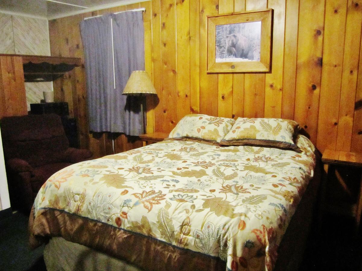 Dancing Bears Inn East Glacier Park Village Екстериор снимка