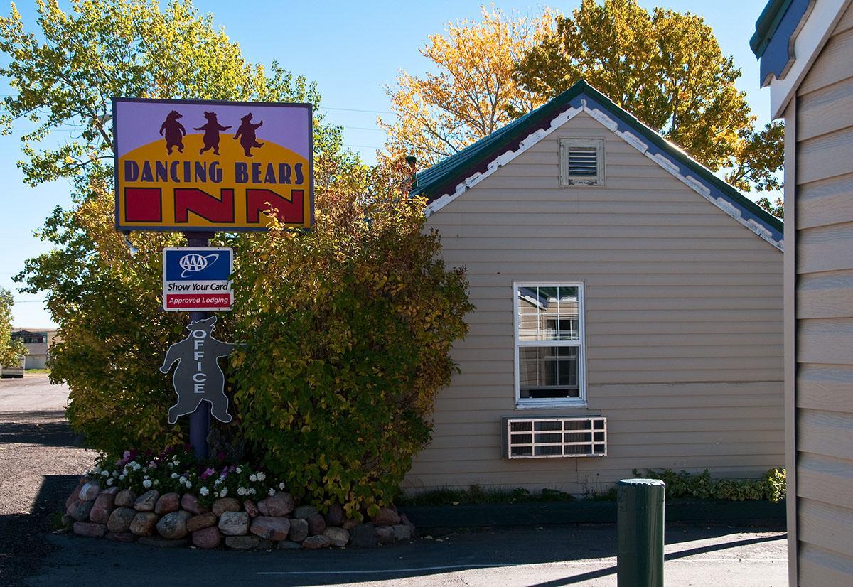 Dancing Bears Inn East Glacier Park Village Екстериор снимка